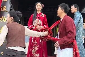 郭艾伦上辽宁文旅节目体验成亲环节，与美女主持刘一一互动